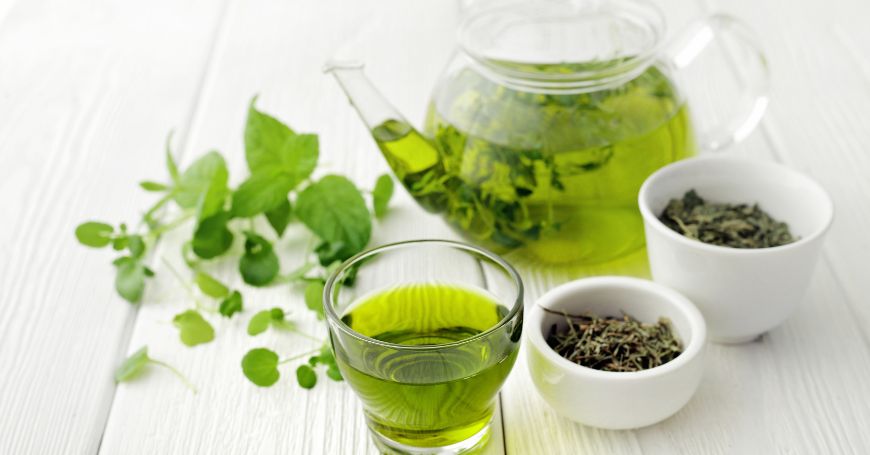 tazze con infuso e foglie del migliore tè verde
